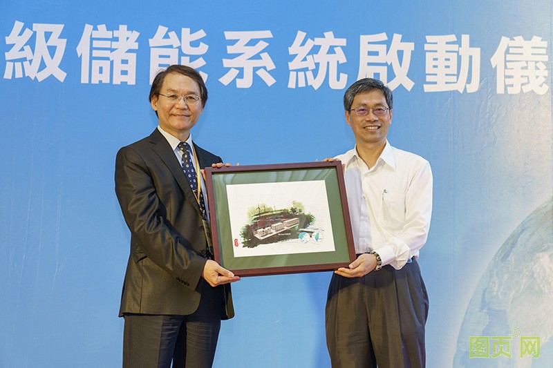 03-臺達儲能解決方案獲得沃旭能源肯定，裝置于沃旭捐贈彰化師范大學的示范案場，彰師大郭艶光校長(左)特向臺達能源基礎設施暨工業解決方案事業群總經理張建...