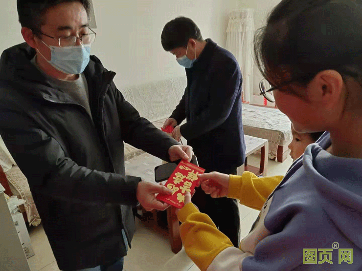 會長李明代表淄博市儀器儀表行業協會向貧困家庭送去了現金紅包