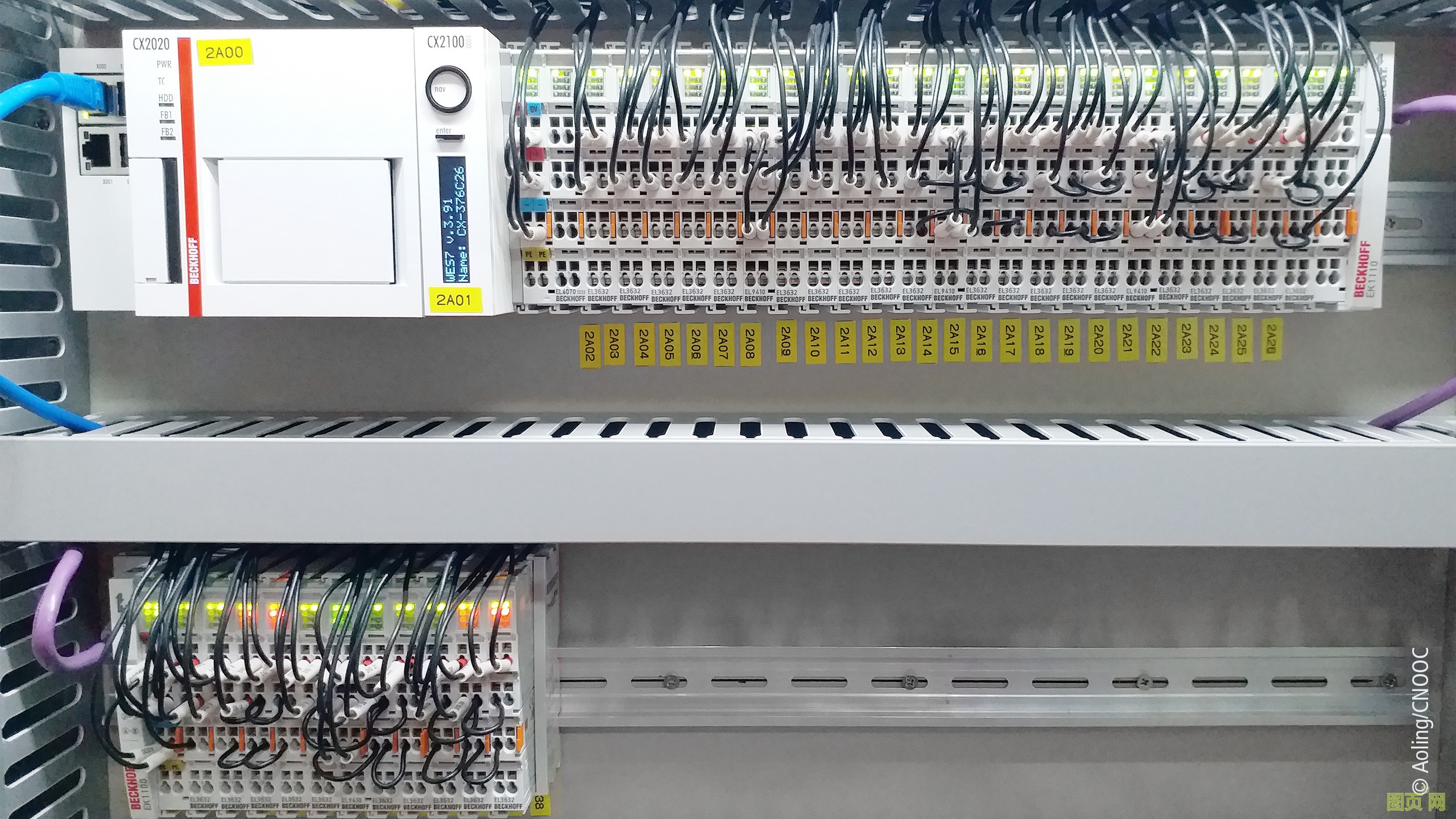 CX2020 嵌入式控制器和 EL3632 EtherCAT 模擬量端子模塊構(gòu)成了一個非常緊湊的控制和測量數(shù)據(jù)采集系統(tǒng)。 