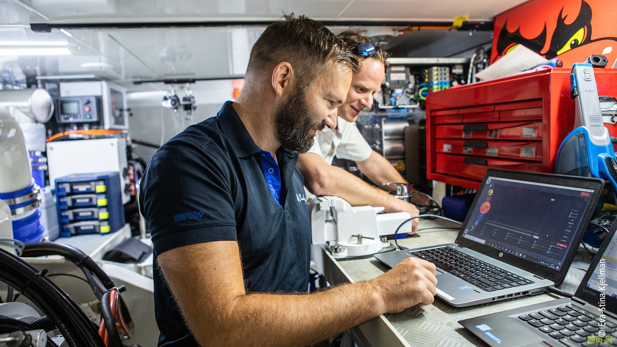 Baltic Yachts 公司高級自動化工程師 Mikael Johansson（最前面）：“我們還在想，能在游艇的何處以及如何更多地利用 PC 控制技術的優勢?！? title=